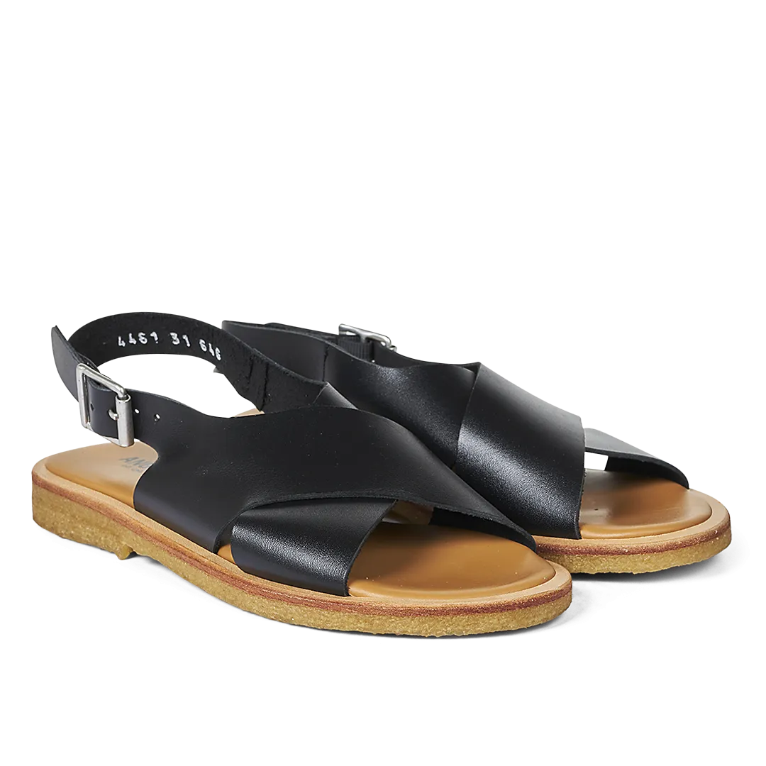 Cross sandal with buckle closure