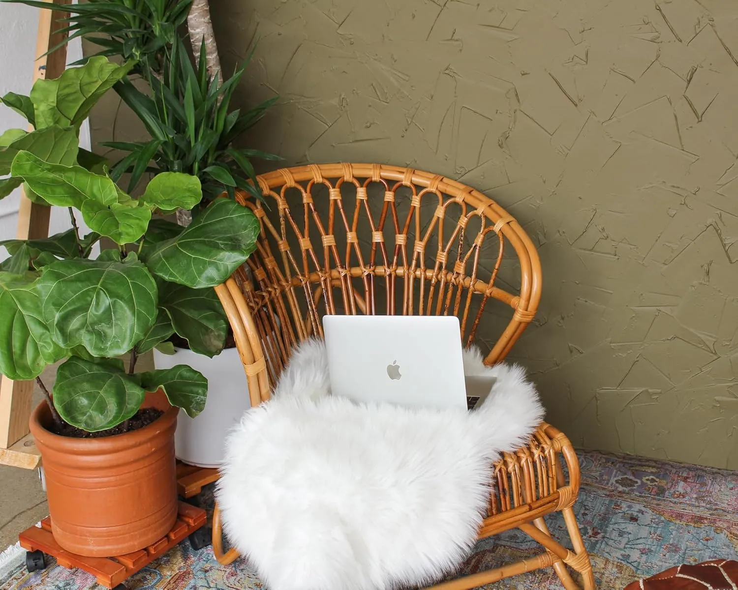 HYSEAS Faux Sheepskin Fur Area Rug White, 2x3 Feet, 2 Pack, Fluffy Soft Fuzzy Plush Shaggy Carpet Throw Rug for Indoor Floor, Sofa, Chair, Bedroom, Living Room, Home Decoration